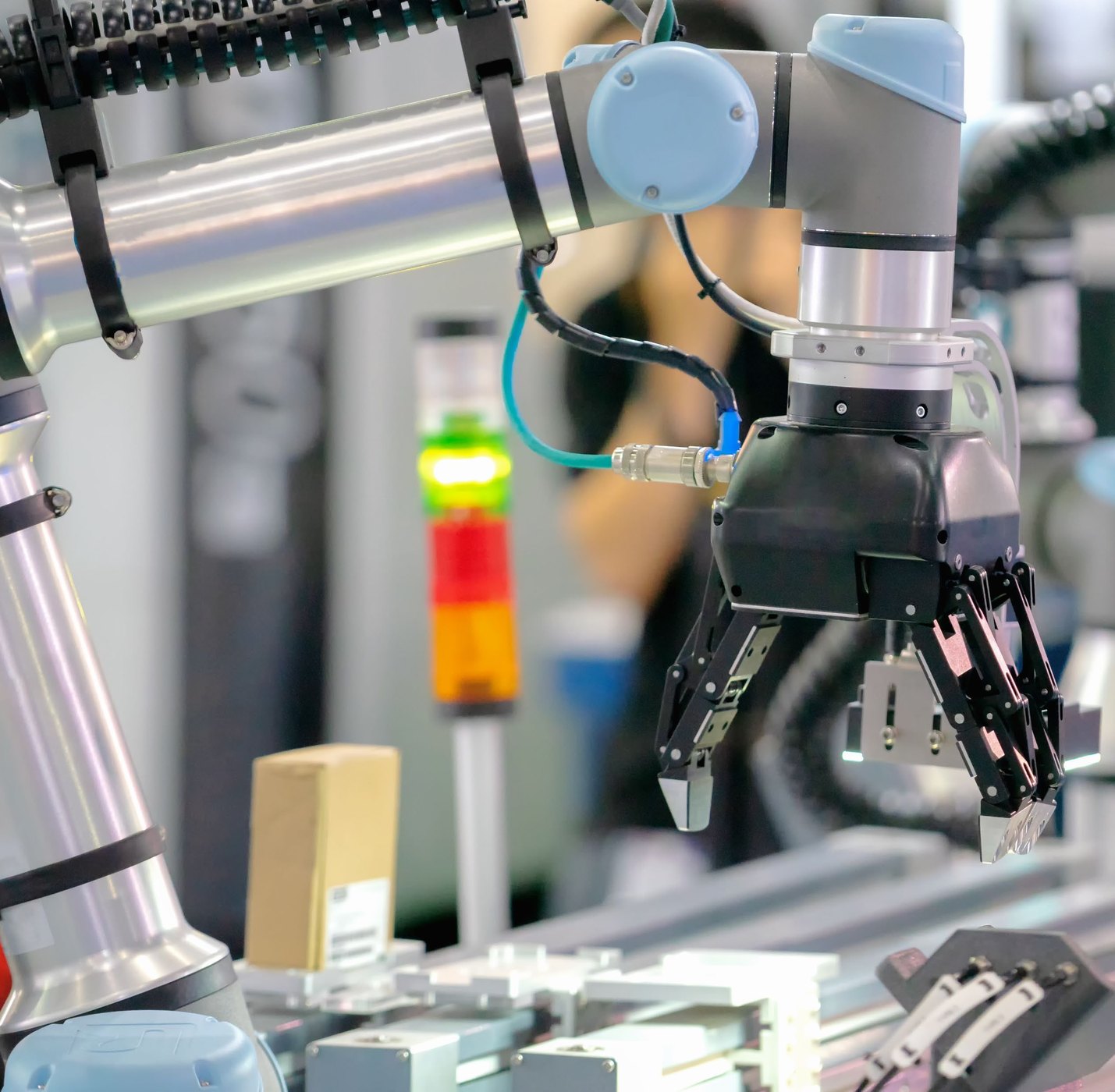 แขนหุ่นยนต์ในเซลล์การผลิต / A robot arm in an automated production cell